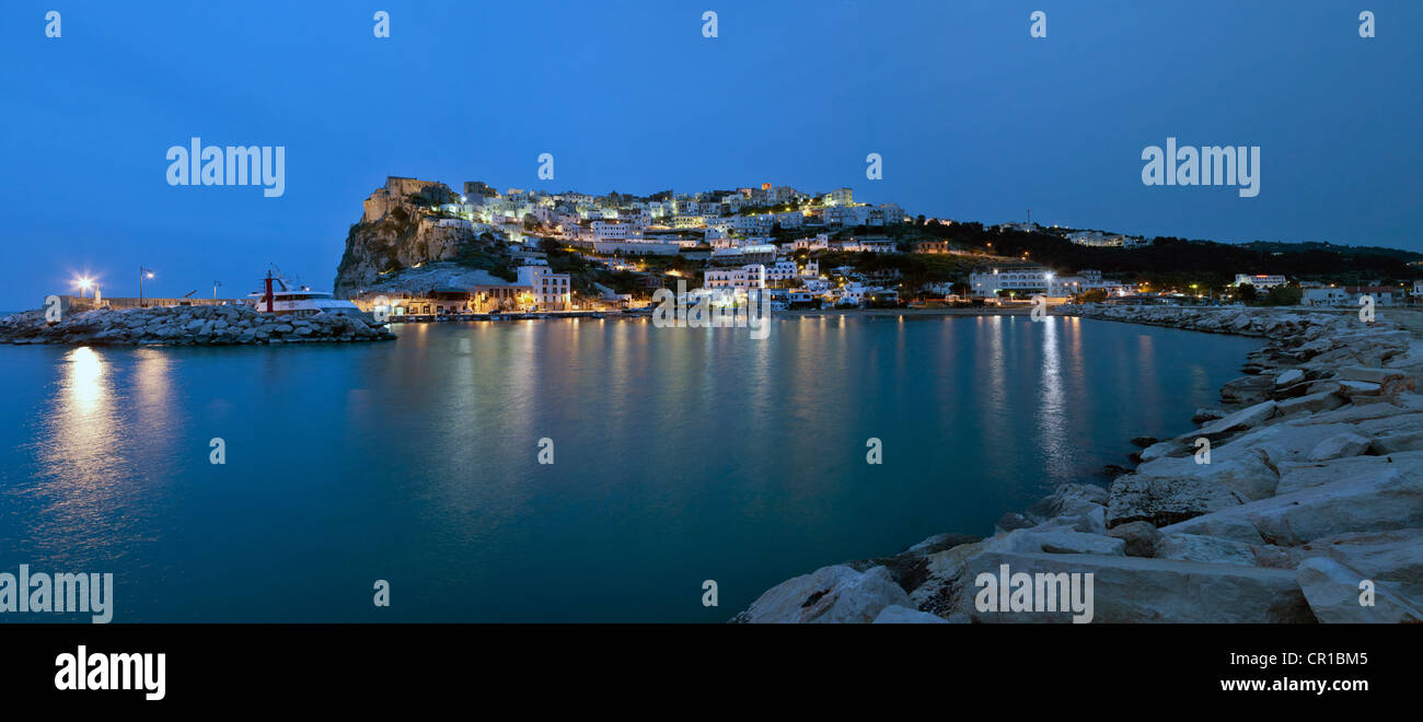 Vista verso Peschici di notte, in provincia di Foggia, Puglia Puglia, Gargano, Adria, Italia, Europa Foto Stock