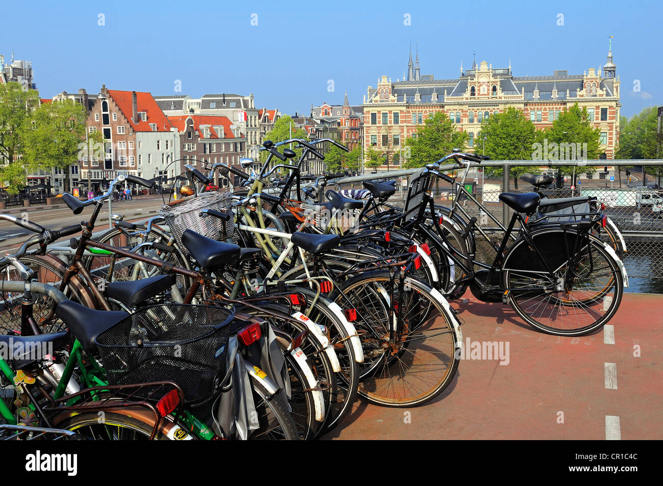 Paesi Bassi, Amsterdam, biciclette su una barca vicino alla stazione ferroviaria centrale Foto Stock