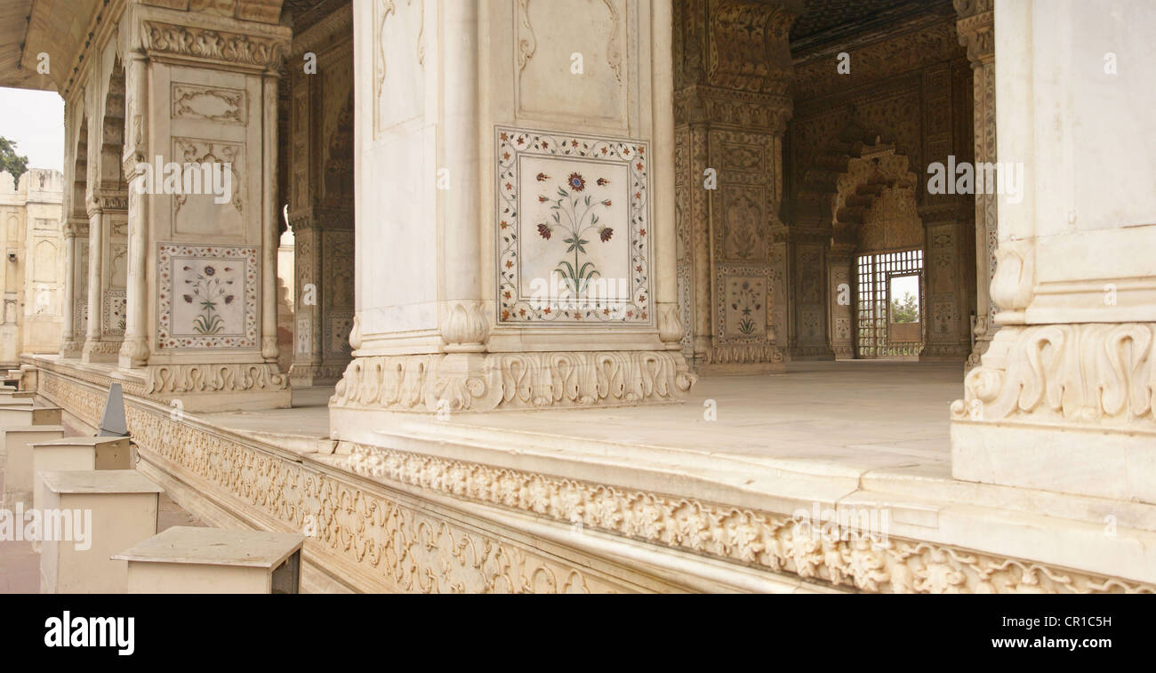 Marmo intarsiato, colonne ed archi, sala di udienza privata o Diwan I Khas nella Lal Qila o Red Fort di Delhi, India Foto Stock