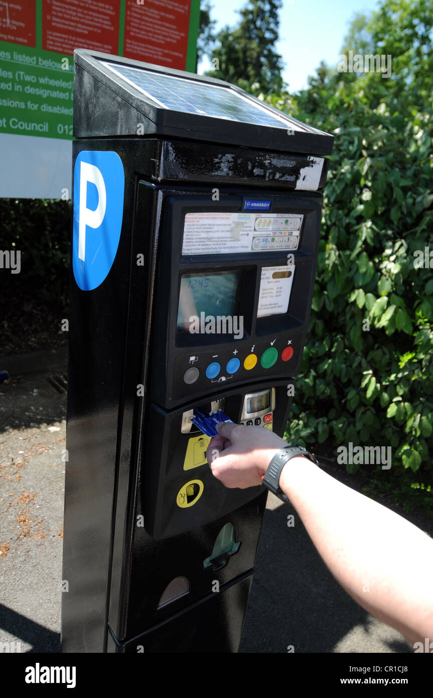 Parcheggio macchina con persona utilizzando la carta di credito per pagare, Gran Bretagna, Regno Unito Foto Stock