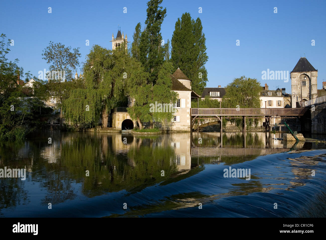 Francia, Seine et Marne, Moret sur LOING, Beque House in primo piano, Borgogna Gate che consente di avere accesso alla chiesa Foto Stock