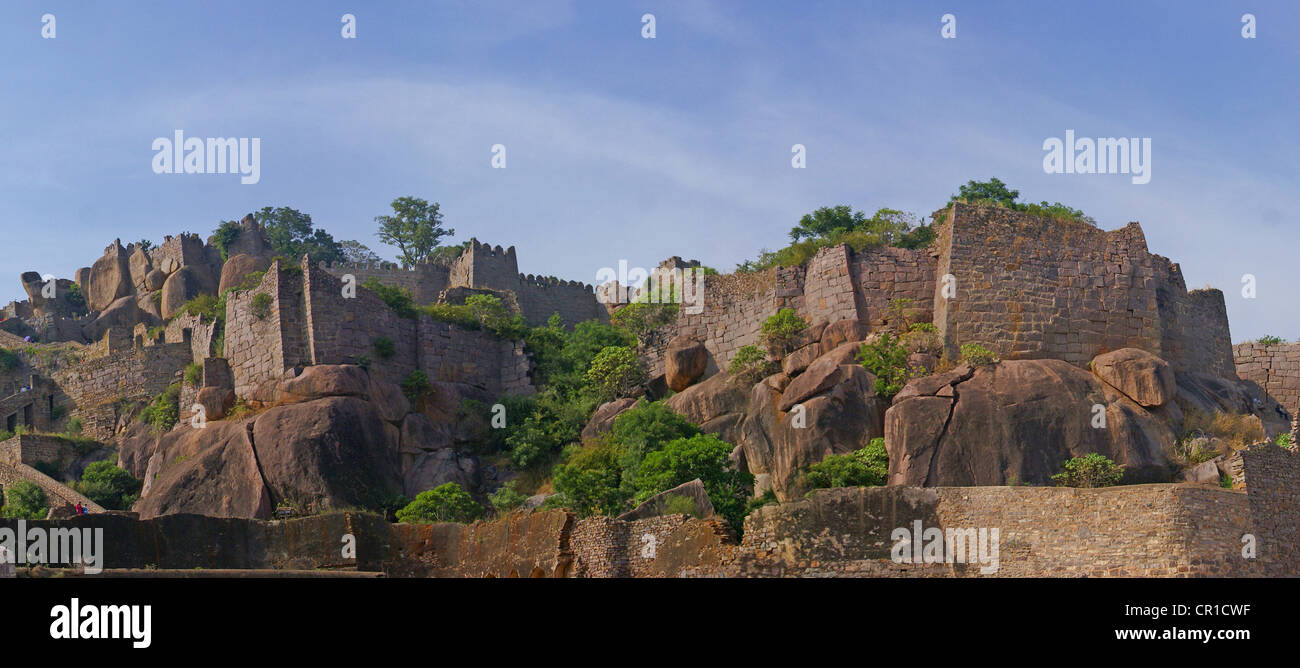 Massiccia cittadella rovine del Golconda Fort, Hyderabad, Andhra Pradesh, India, Asia Foto Stock