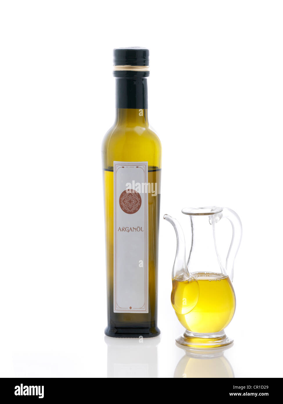 Olio di Argan in caraffa e bottiglia Foto Stock