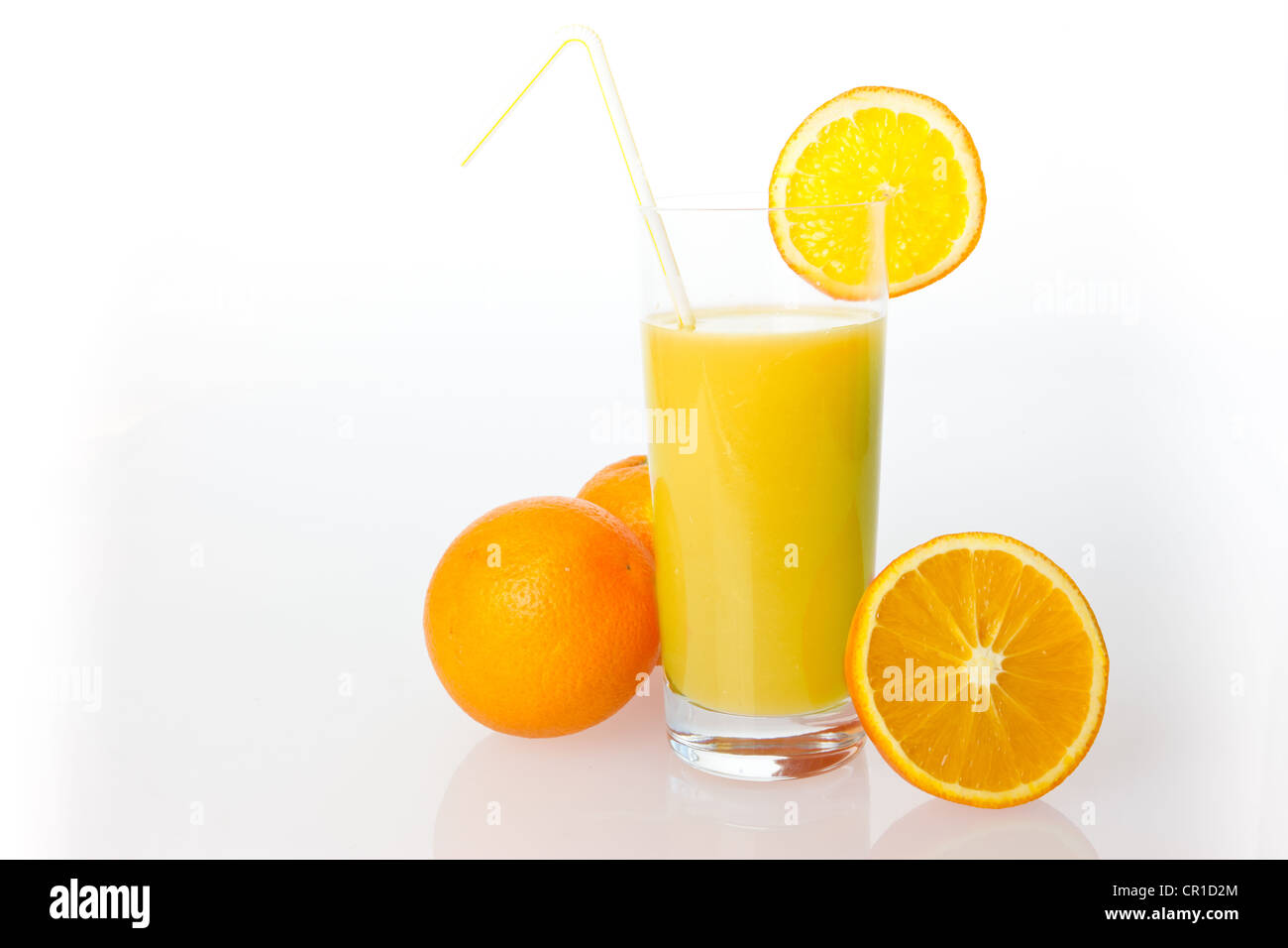 Arance e il succo di arancia in un bicchiere Foto Stock