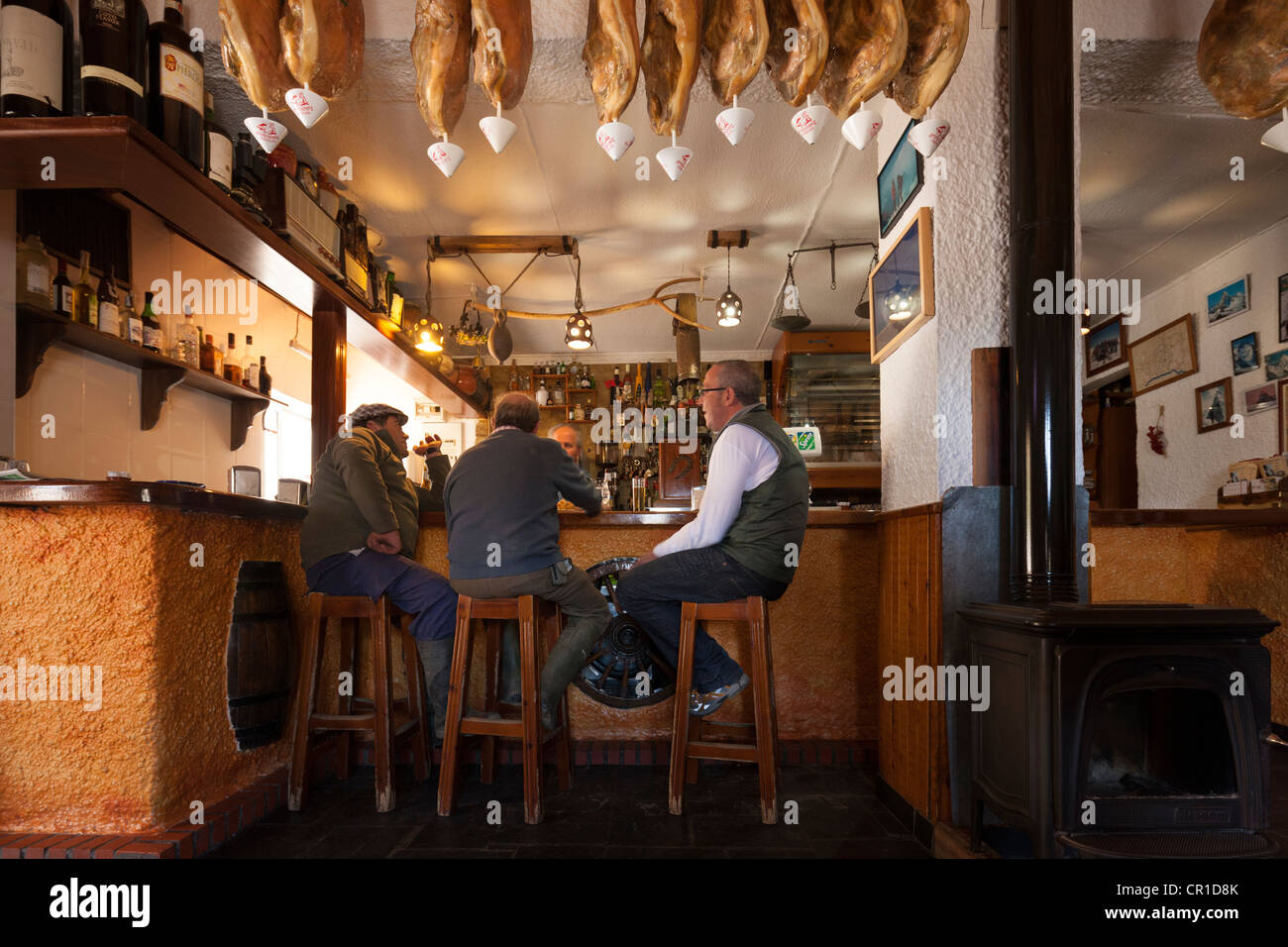 Gli uomini di parlare e mangiare il pranzo al bar tradizionale Ristorante Meson la Fragua in Ohanes, Alpujarra regione, Spagna Foto Stock