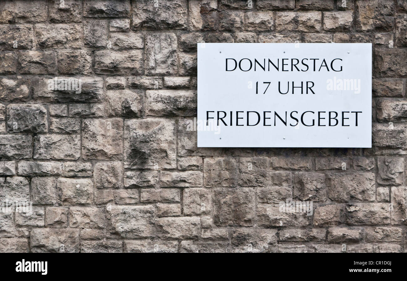 'Donnerstag 17 Uhr Friedensgebet' tedesco per "Giovedì, 5pm, la preghiera per la pace", segno su una parete della chiesa, Erfurt, Turingia Foto Stock