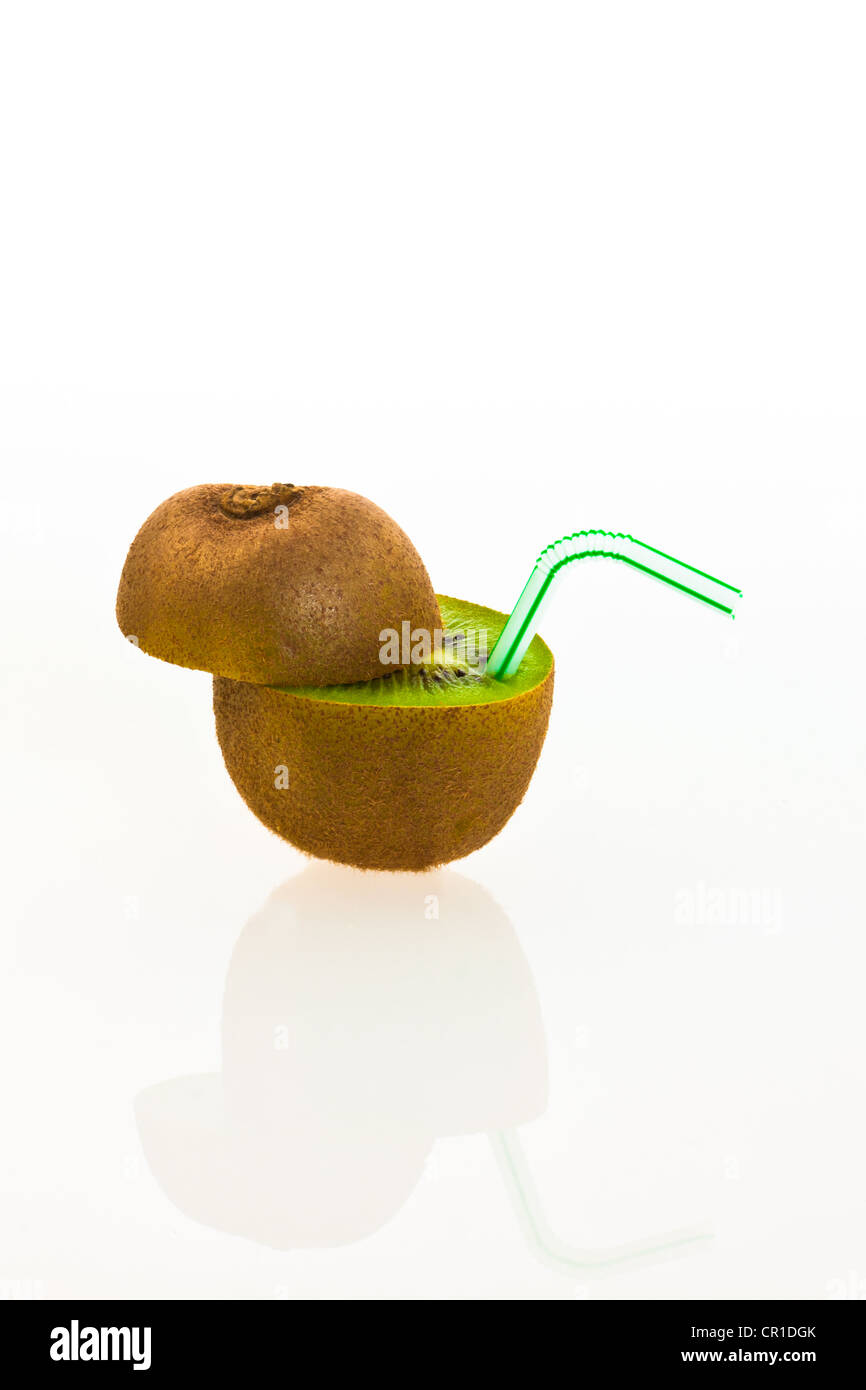 Il kiwi con una cannuccia per bevande come bevande analcoliche Foto Stock