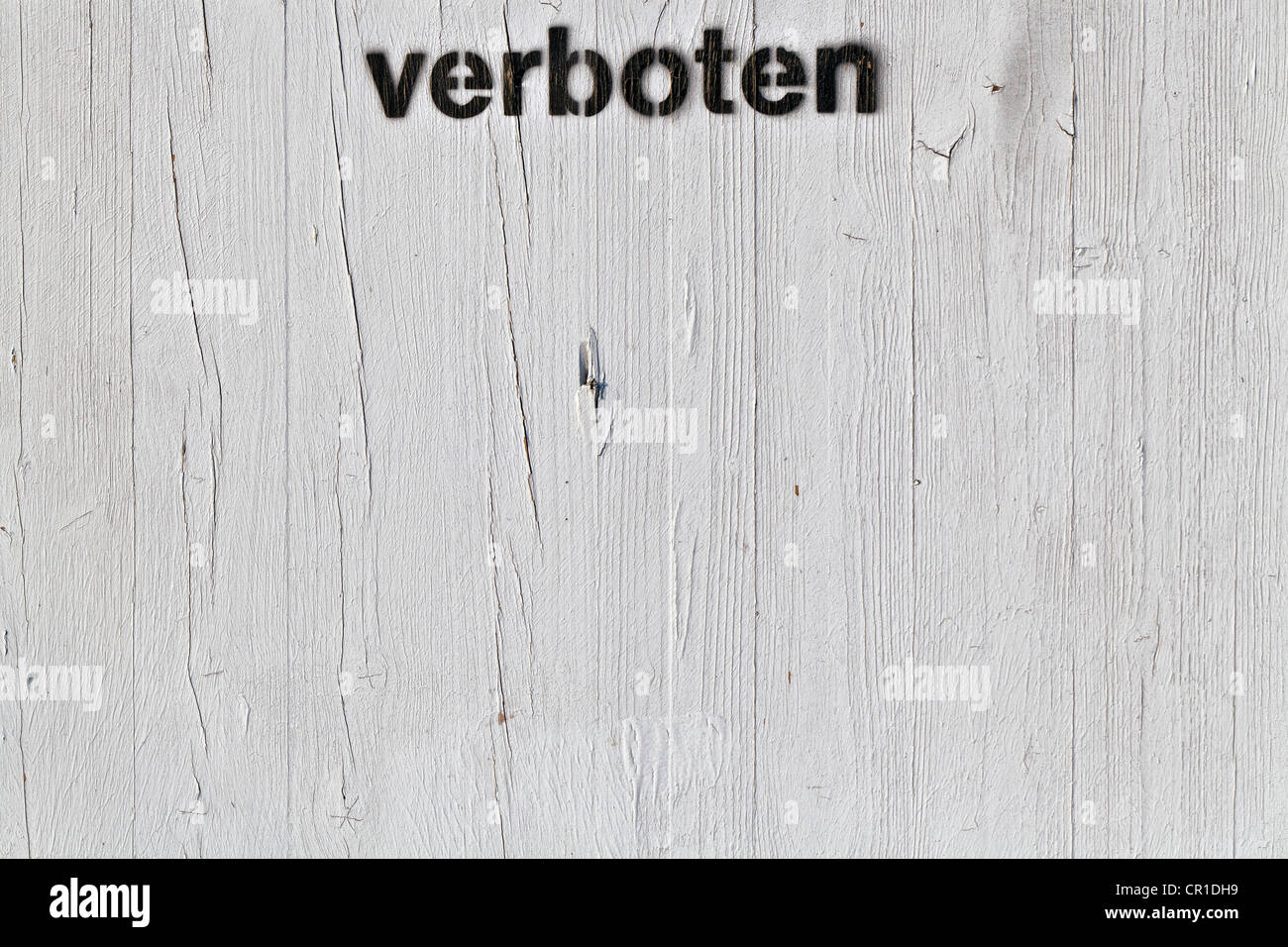 Lettering "rboten', tedesco per "vietati" su un di legno bianco recinzione del sito, Berlino, Germania, Europa Foto Stock