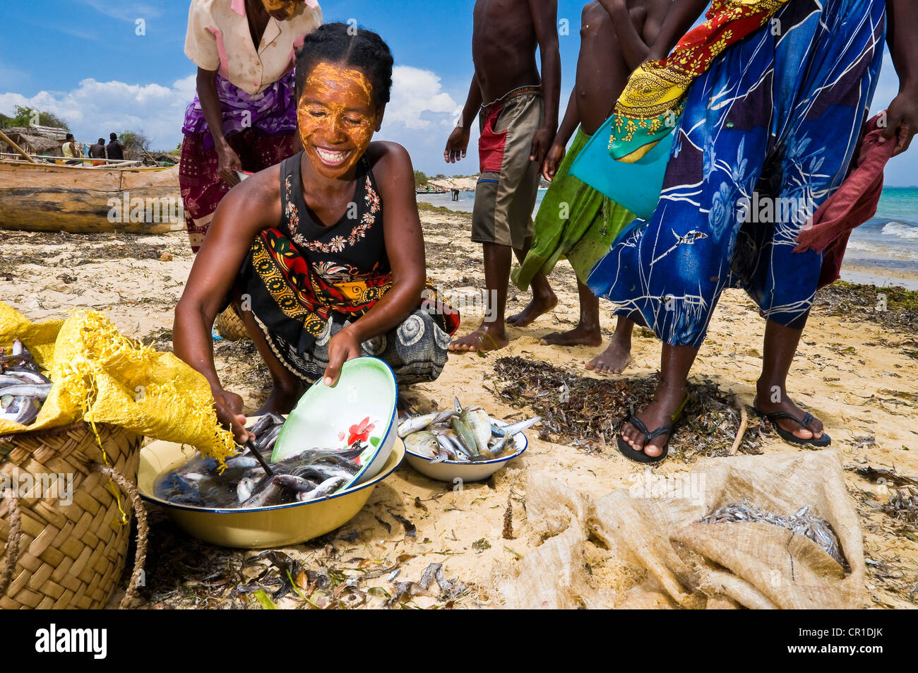 Madagascar ex provincia di Toliara e South West Coast Ambolomailaka Vezo tradizionale villaggio dopo il rientro dalla pesca delle donne Foto Stock