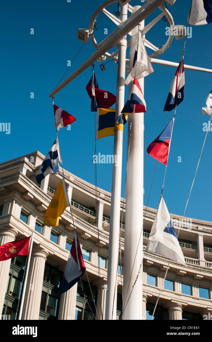 Bandiere che sventolano in un giorno chiaro di fronte alla US Navy Memorial a Washington DC Foto Stock