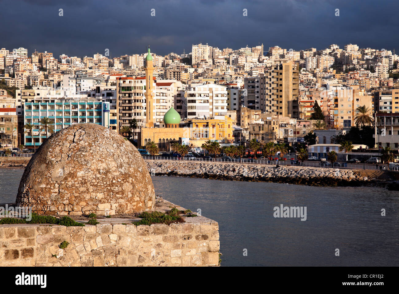 Il Libano, Sidone, Sidone Castello del mare con panorama della città Foto Stock