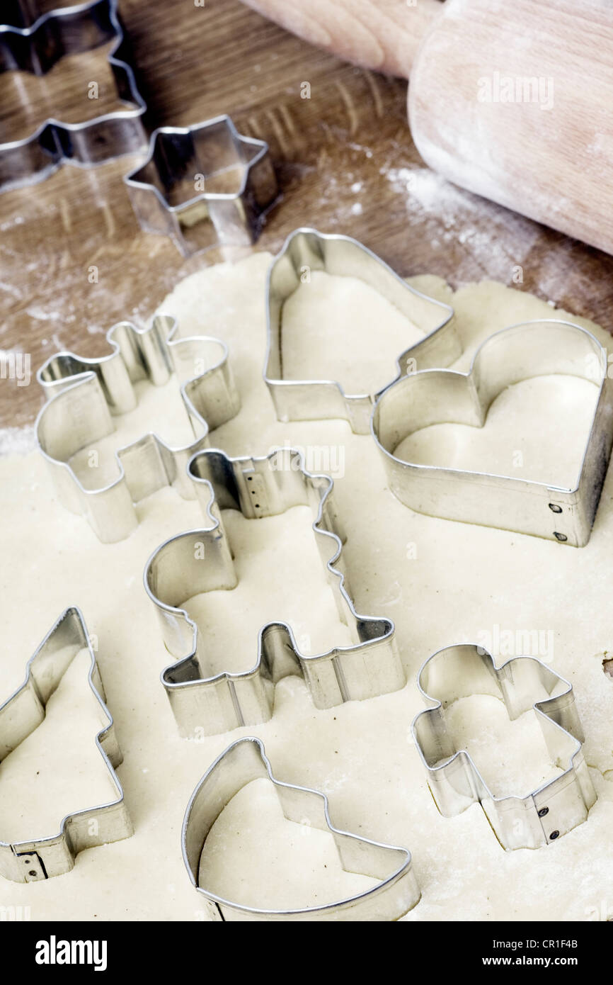 Fare biscotti di Natale con la pasta e cookie cutters Foto Stock