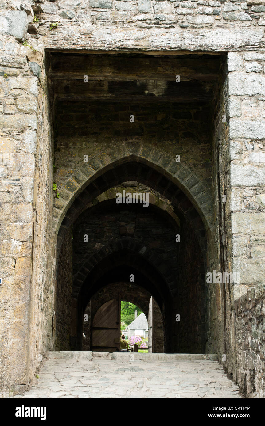 Harlech Castle domina Harlech città con mura spesse e sorprendente storia Foto Stock