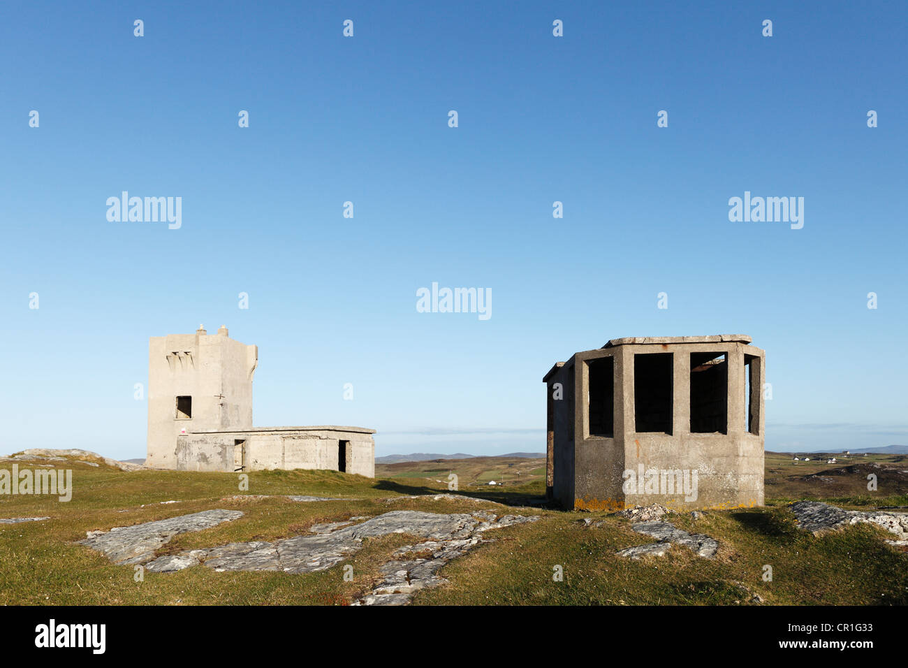 Caserma di calcestruzzo dalla seconda guerra mondiale e un ex torre del segnale in corrispondenza del punto più settentrionale dell'Irlanda, Malin Head Foto Stock