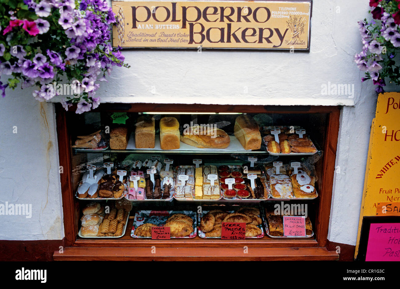 Regno Unito, Cornwall, Polperro, panetteria e pasticceria finestra Foto Stock