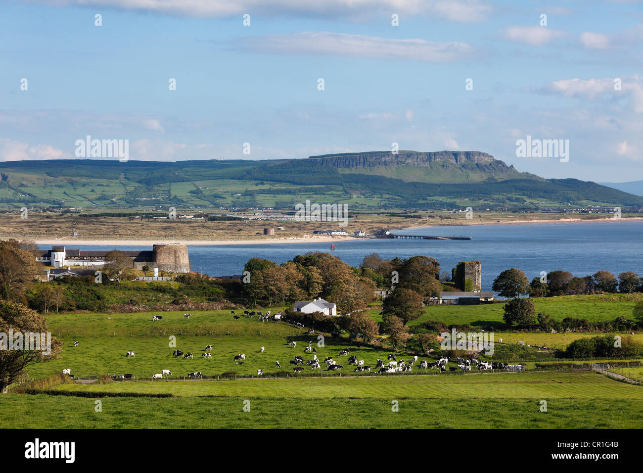 Vista su Greencastle sulla Penisola di Inishowen, County , Irlanda, con Magilligan Point e Binevenagh Montagna in Derry a Foto Stock