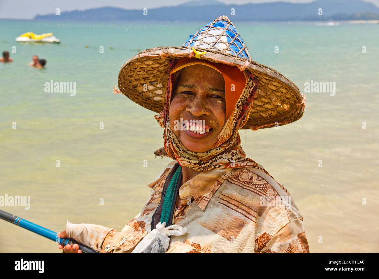 Polo donna di pesca su una spiaggia Foto Stock