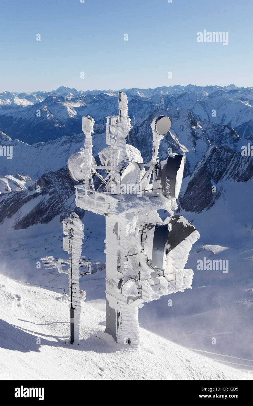 Trasmettitore e piloni di antenna sulla montagna Zugspitze, montagne del Wetterstein, Baviera, Germania, Tirolo, Austria, Europa Foto Stock