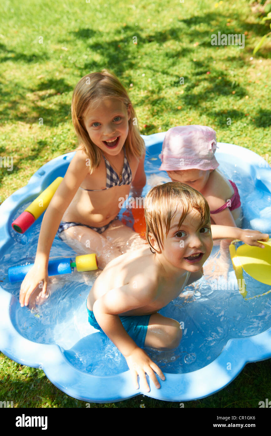 Bambini che giocano nella piscina per bambini Foto Stock