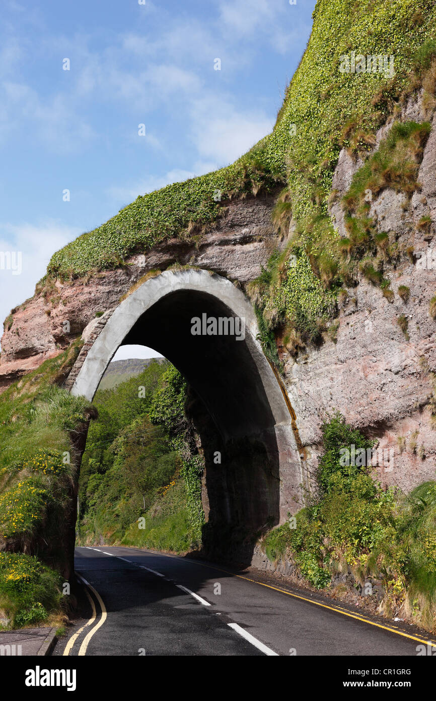 Il rosso Arch, Glenariff, County Antrim, Irlanda del Nord Irlanda, Gran Bretagna, Europa Foto Stock