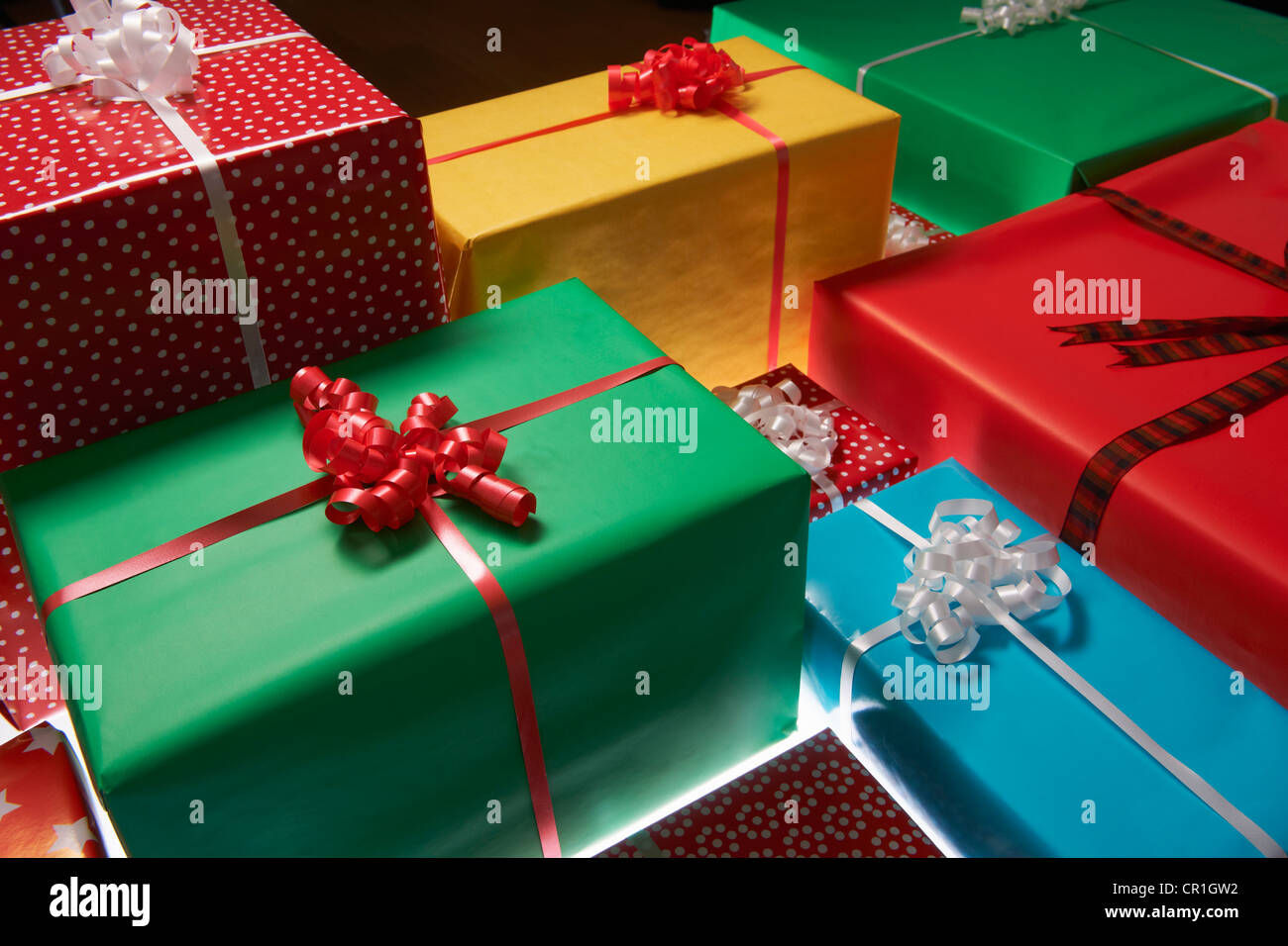 Impilate i regali di Natale Foto Stock
