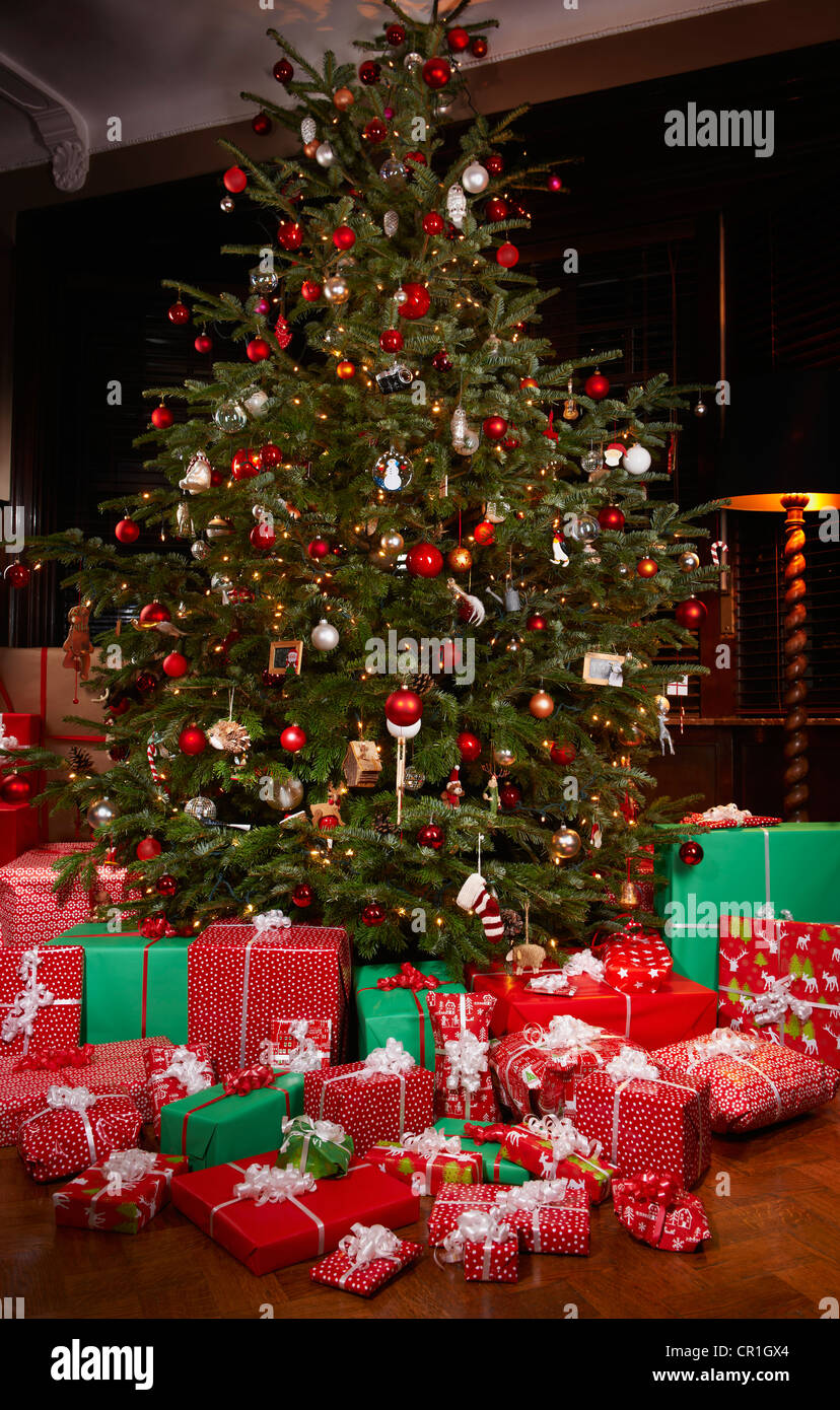 Regali di Natale sotto agli alberi Foto Stock