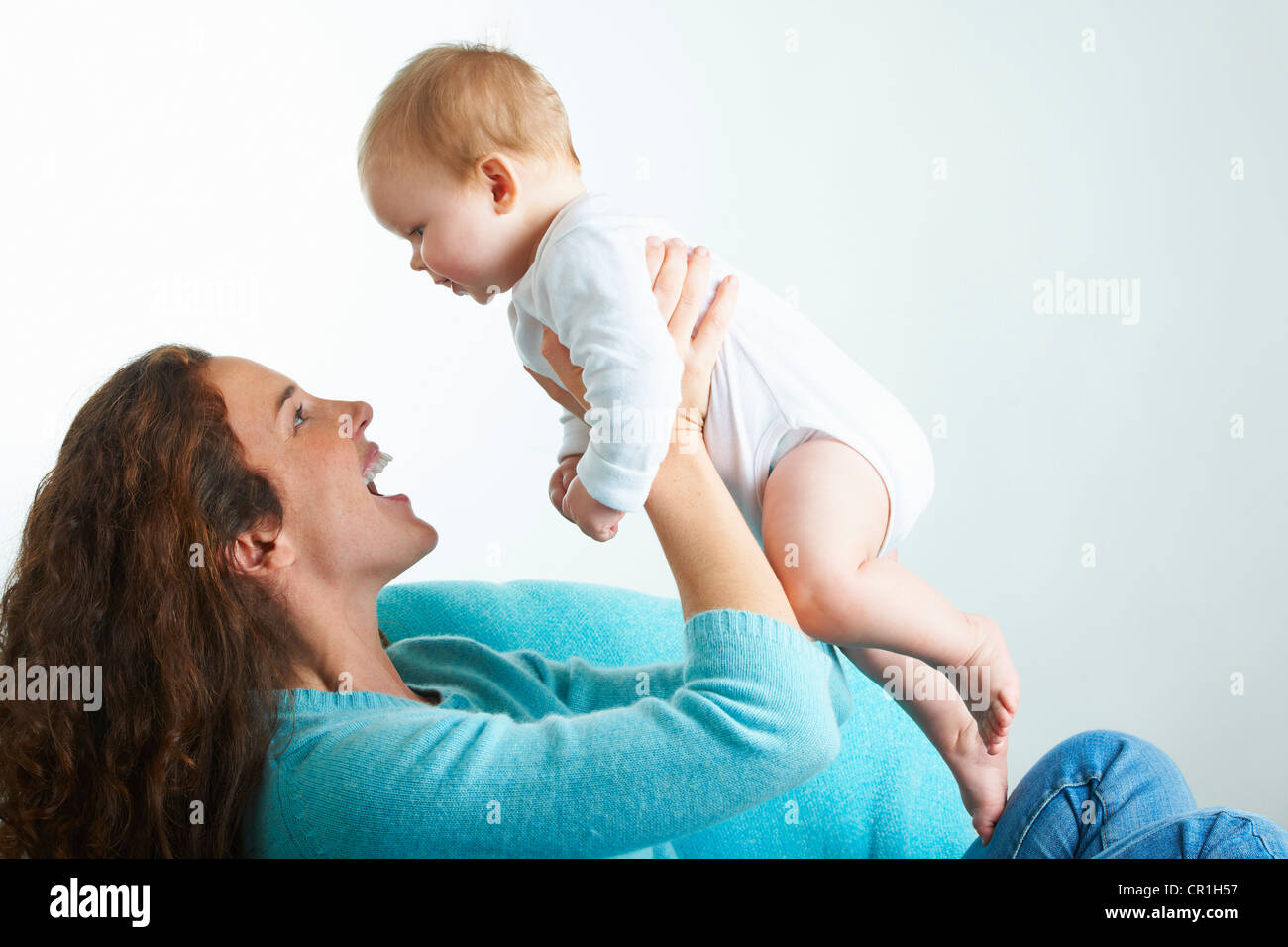Riproduzione di madre con bambino sul divano Foto Stock