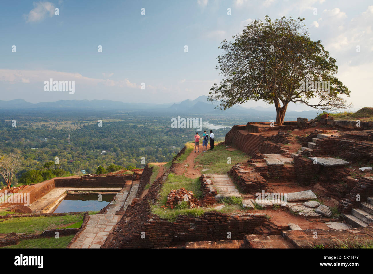 Le persone al vertice di Sigiriya (Patrimonio Mondiale dell'UNESCO), Nord provincia centrale, Sri Lanka Foto Stock