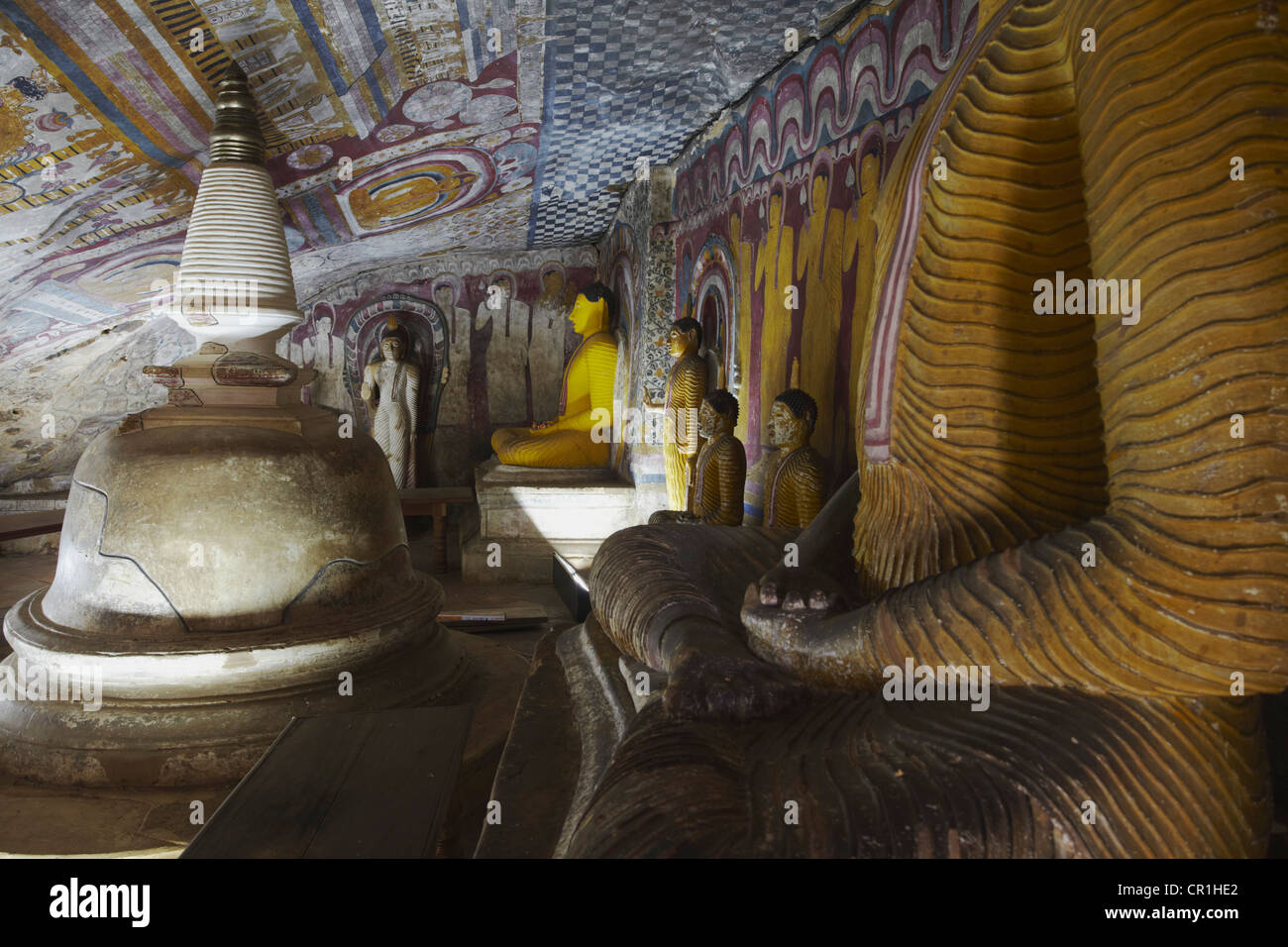 Statue di Buddha in grotta 4 grotta di templi (Patrimonio Mondiale dell'UNESCO), Dambulla, Nord provincia centrale, Sri Lanka Foto Stock