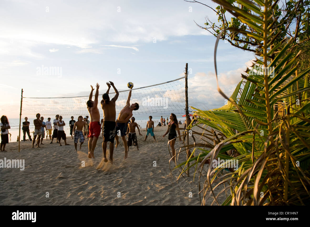 Indonesia, Bali, Spiaggia di Kuta, volley-ball giocatori Foto Stock