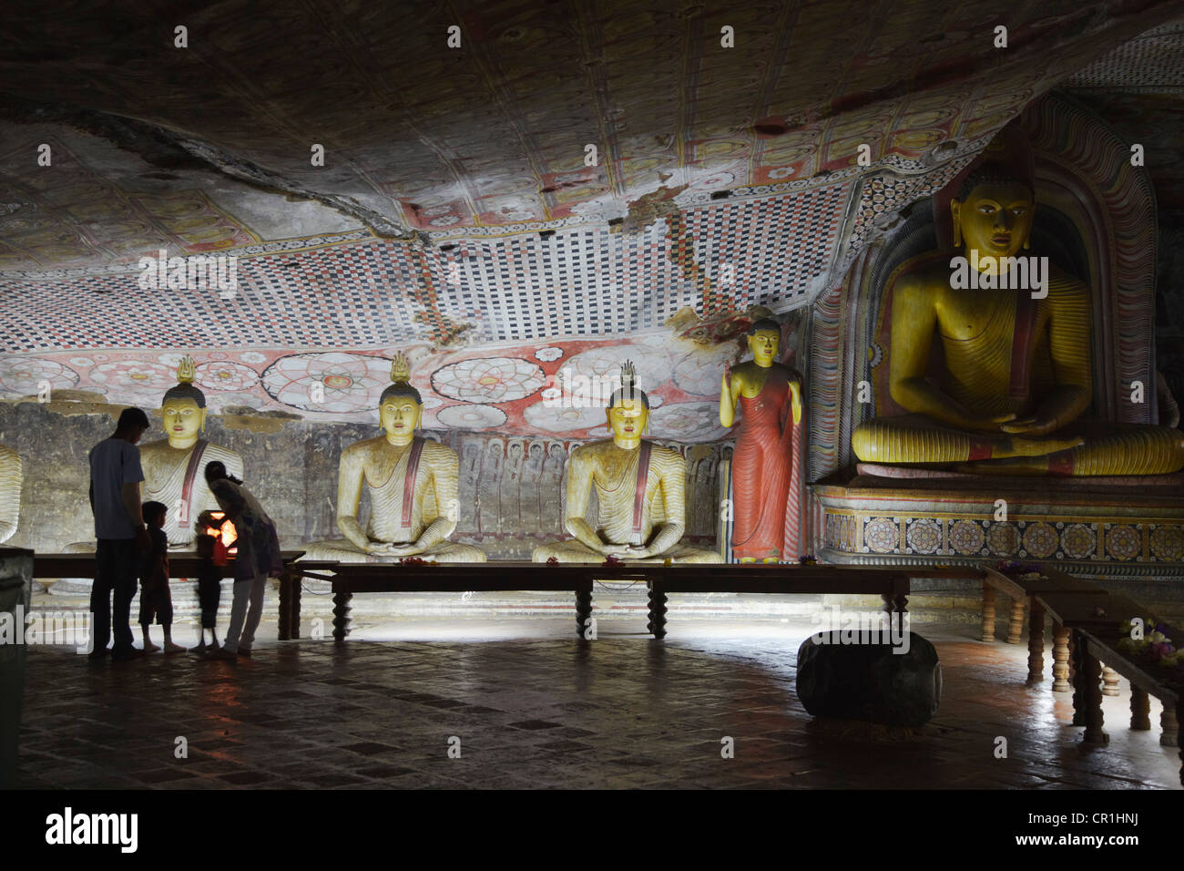 I turisti in grotta 2 della grotta dei templi (Patrimonio Mondiale dell'UNESCO), Dambulla, Nord provincia centrale, Sri Lanka Foto Stock