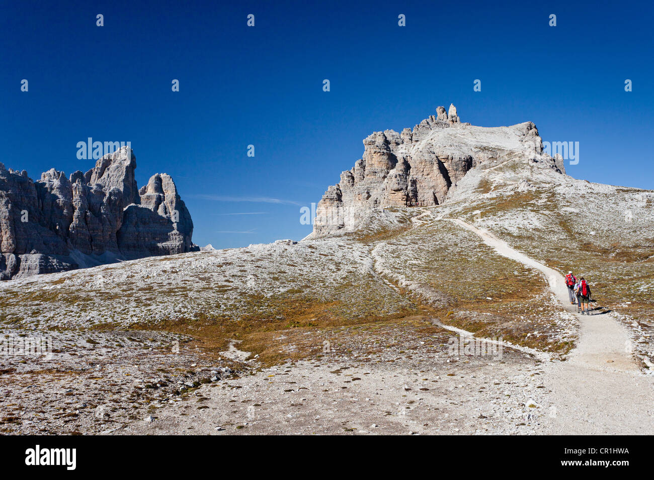 Gli escursionisti ascendente Paternkofel Mt o Paterno, Tre Cime di Lavaredo gruppo montuoso e Mt Paternkofel o Paterno in retro Foto Stock