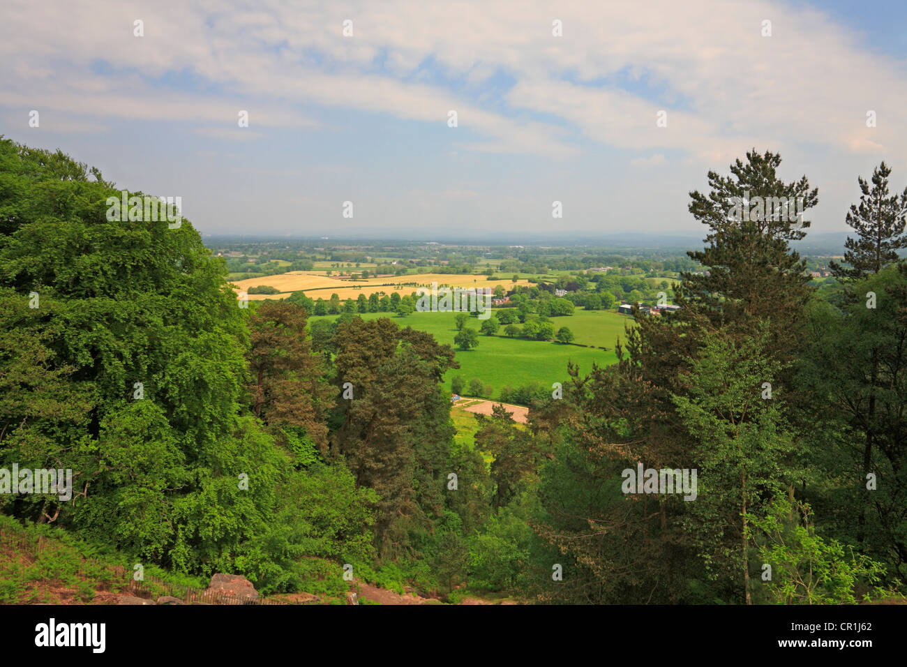Cerca in tutta la pianura del Cheshire dal punto di tempesta su Alderley Edge, Cheshire, Inghilterra, Regno Unito. Foto Stock