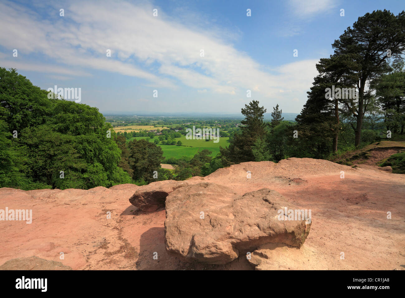 Cerca in tutta la pianura del Cheshire dal punto di tempesta su Alderley Edge, Cheshire, Inghilterra, Regno Unito. Foto Stock