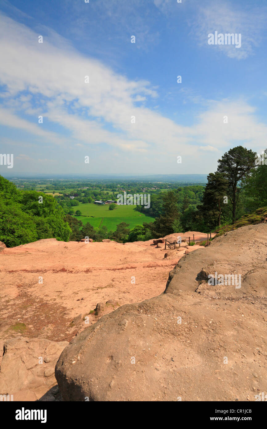Cerca in tutta la pianura del Cheshire dal punto di tempesta su Alderley Edge, Cheshire, Inghilterra, Regno Unito. Foto Stock