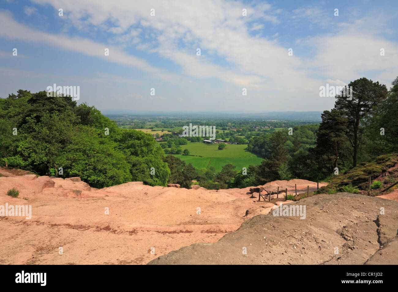 Cerca in tutta la pianura del Cheshire dal punto di tempesta su Alderley Edge, Cheshire, Inghilterra, Regno Unito. Foto Stock