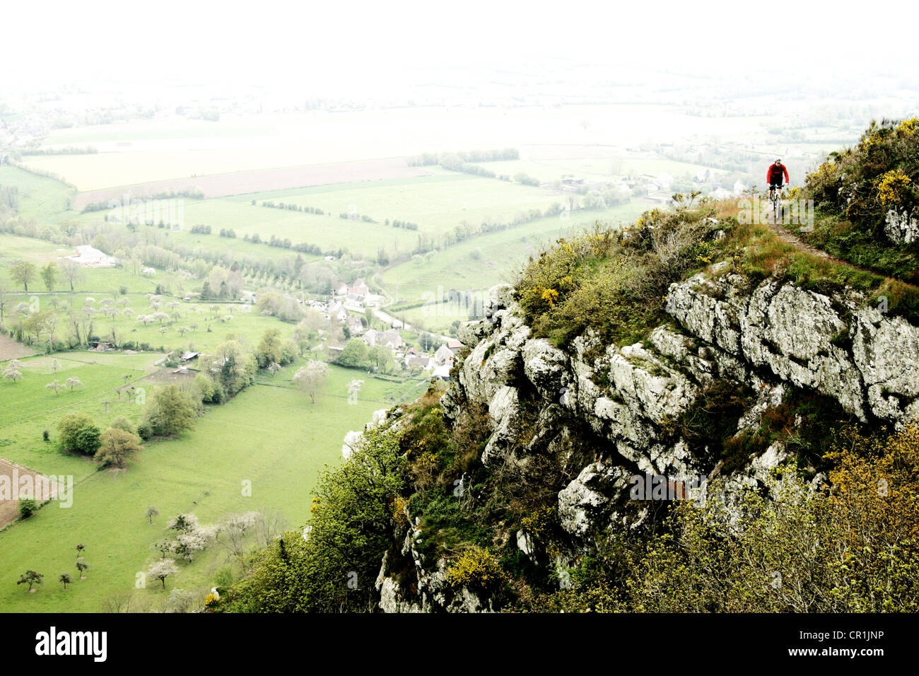 Uomo in bicicletta in Normandia Francia sulla singola traccia accanto alla scogliera in mountain bike Foto Stock