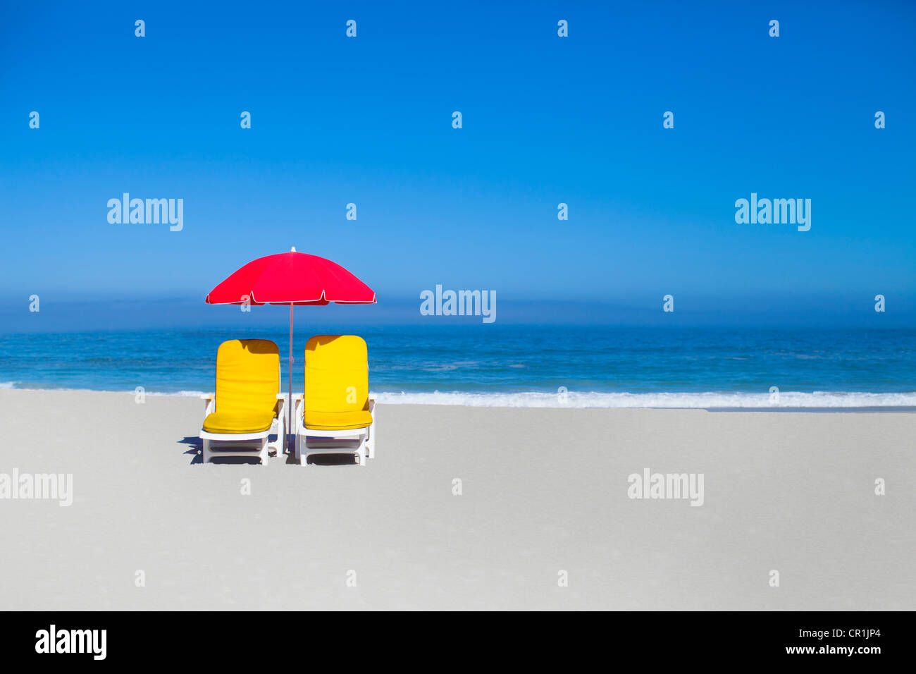 Vuoto, sdraio e lettini e ombrellone in spiaggia Foto Stock