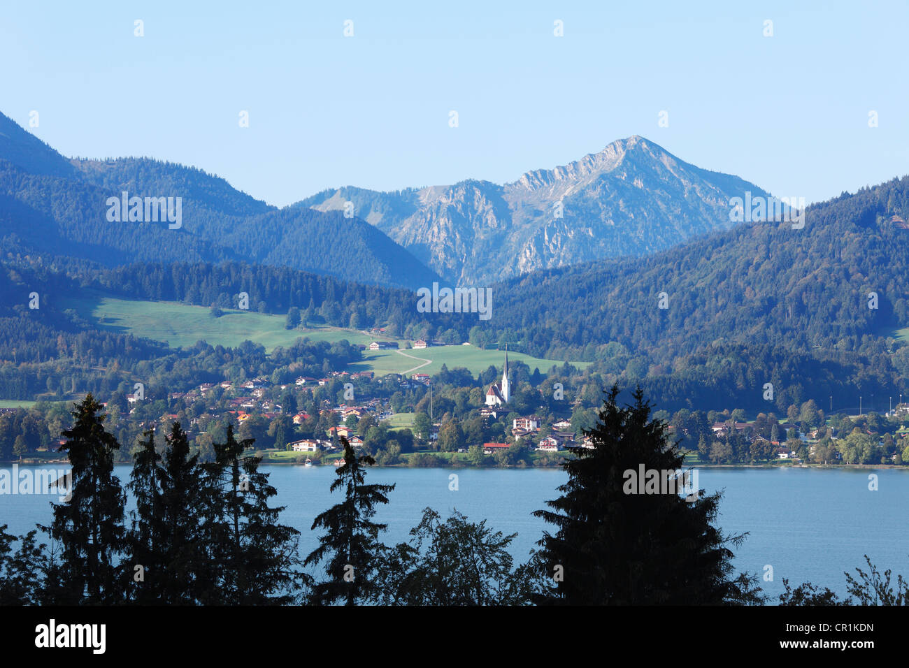 Lago Tegernsee con Bad Wiessee, vista dall'alto il sentiero tra Gmund e Tegernsee, Alta Baviera, Baviera, PublicGround Foto Stock