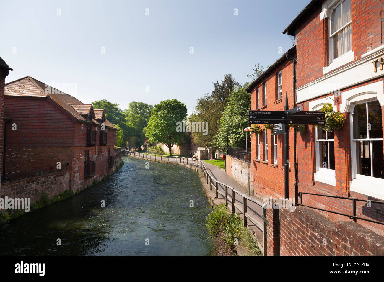 Gli sbarramenti - Fiume itchen- acceso attraverso Winchester Foto Stock