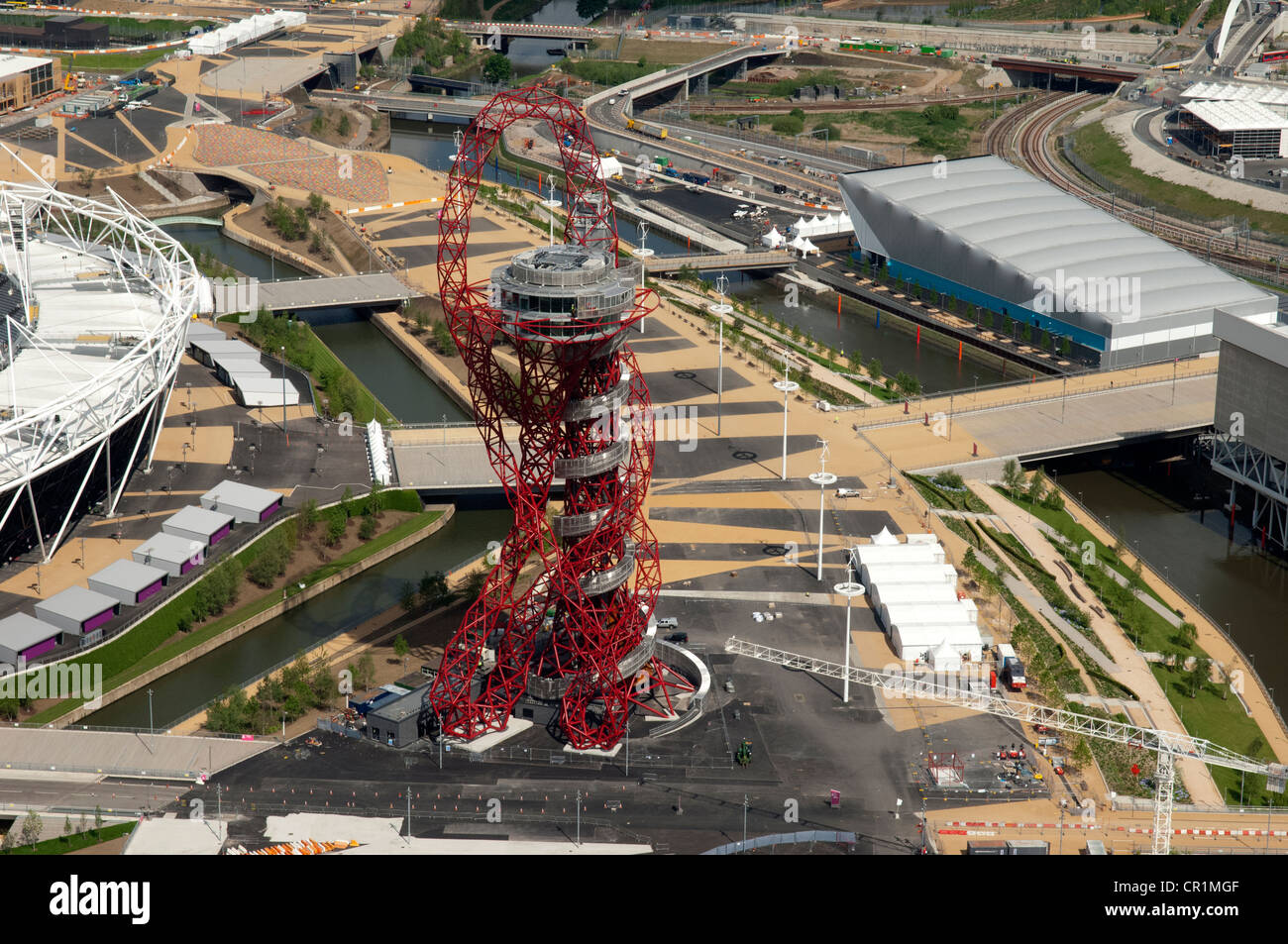 Il gruppo Arcelor Mittal Orbit di scultura da Anesh Kapoor e l'Aqua Center presso il London Olympic Park come si vede dall'aria. Foto Stock