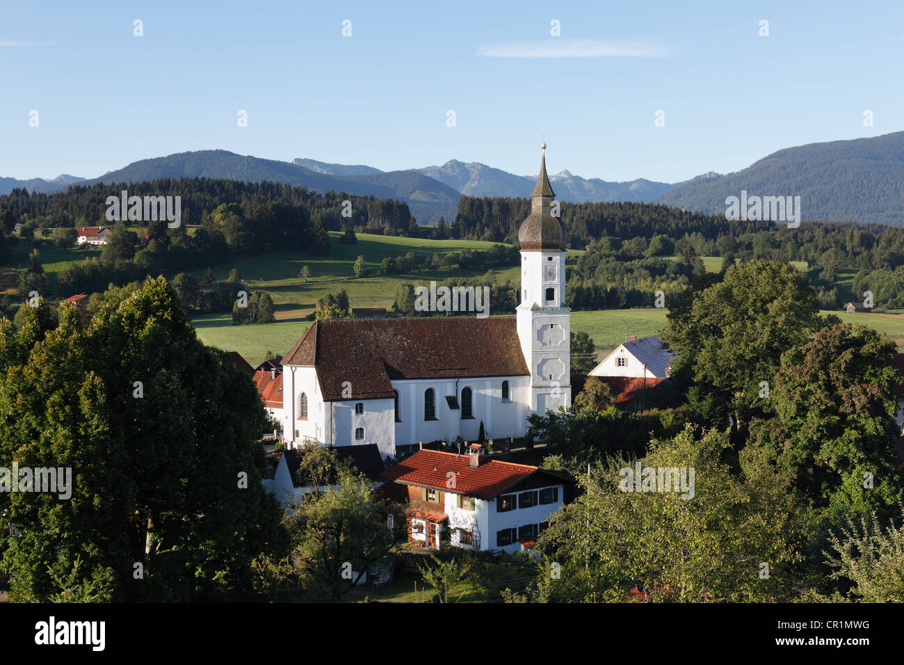 Vista città con la chiesa parrocchiale di San Giorgio, Bad Bayersoien, Pfaffenwinkel, Alta Baviera, Baviera, Germania, Europa PublicGround Foto Stock