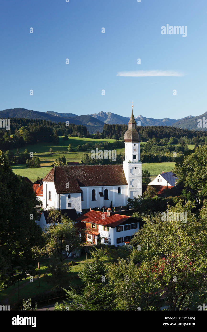 Vista città con la chiesa parrocchiale di San Giorgio, Bad Bayersoien, Pfaffenwinkel, Alta Baviera, Baviera, Germania, Europa PublicGround Foto Stock