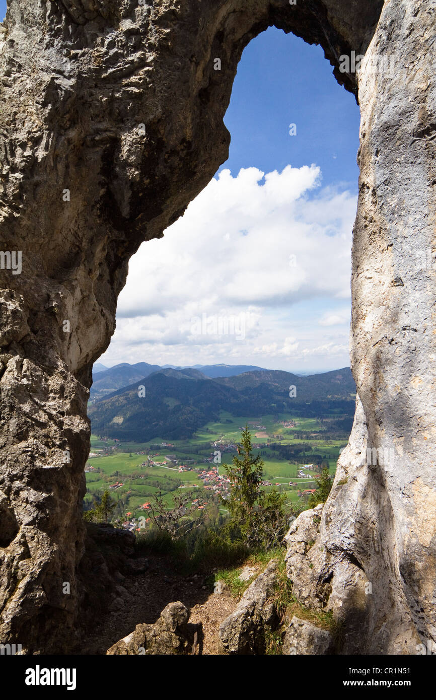 Breitensteinfenster finestra di roccia a Mt. Breitenstein vicino Fischbachau, Alpi Alta Baviera, Germania, Europa Foto Stock