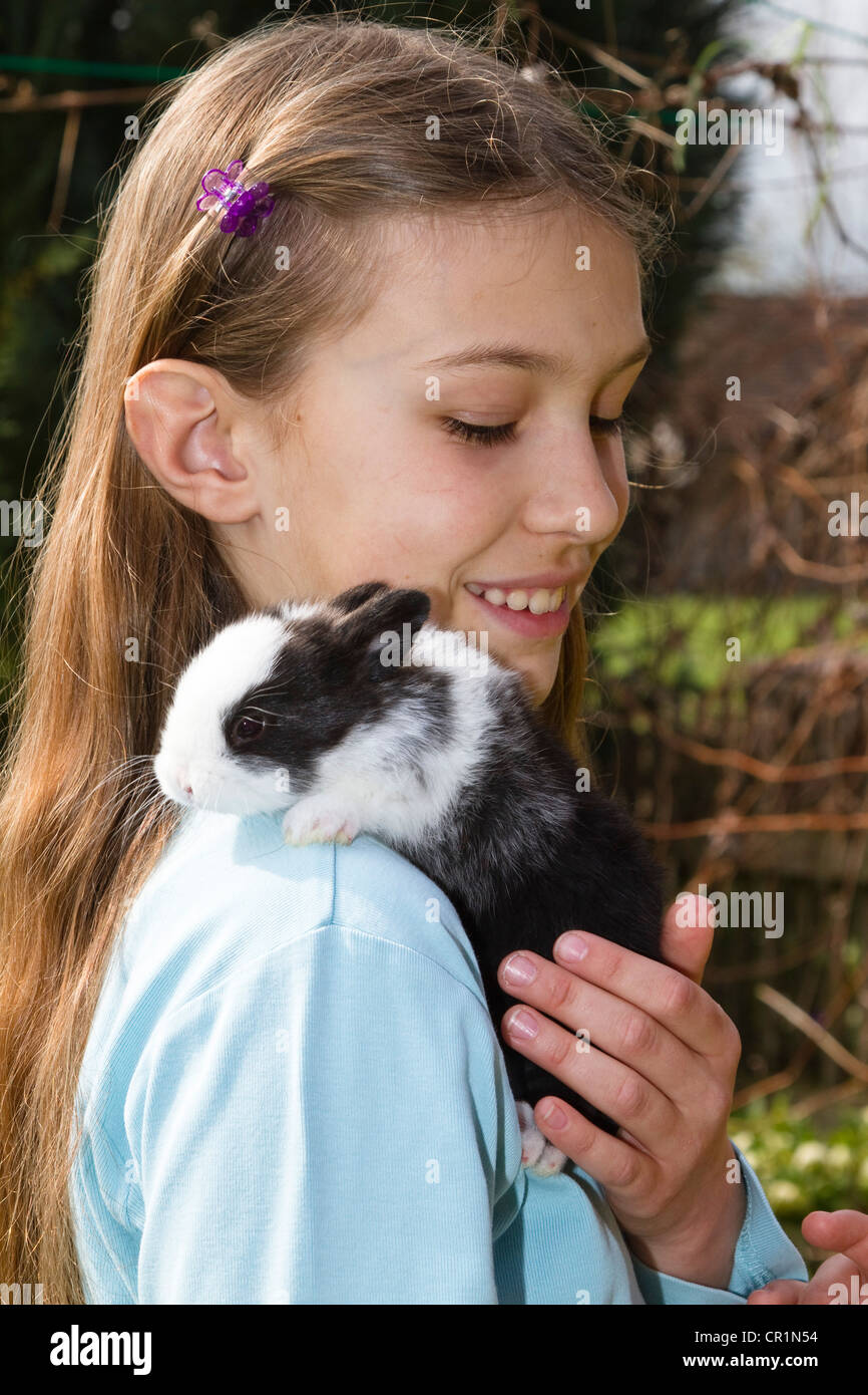 Ragazza, 10 anni, di coniglio in pet Foto Stock
