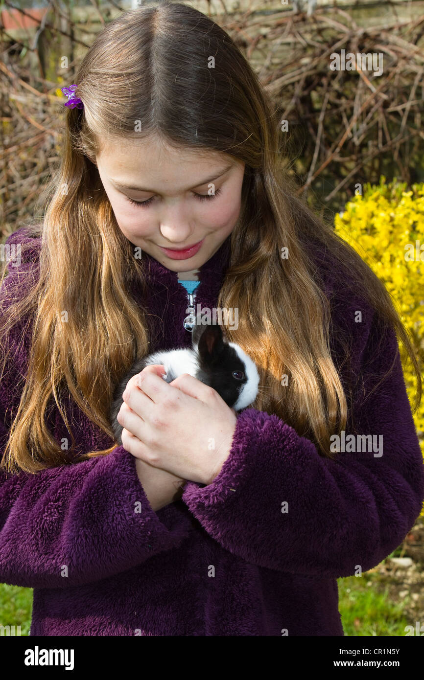 Ragazza, dieci anni, con un animale da compagnia il coniglio, Baviera, Germania, Europa Foto Stock