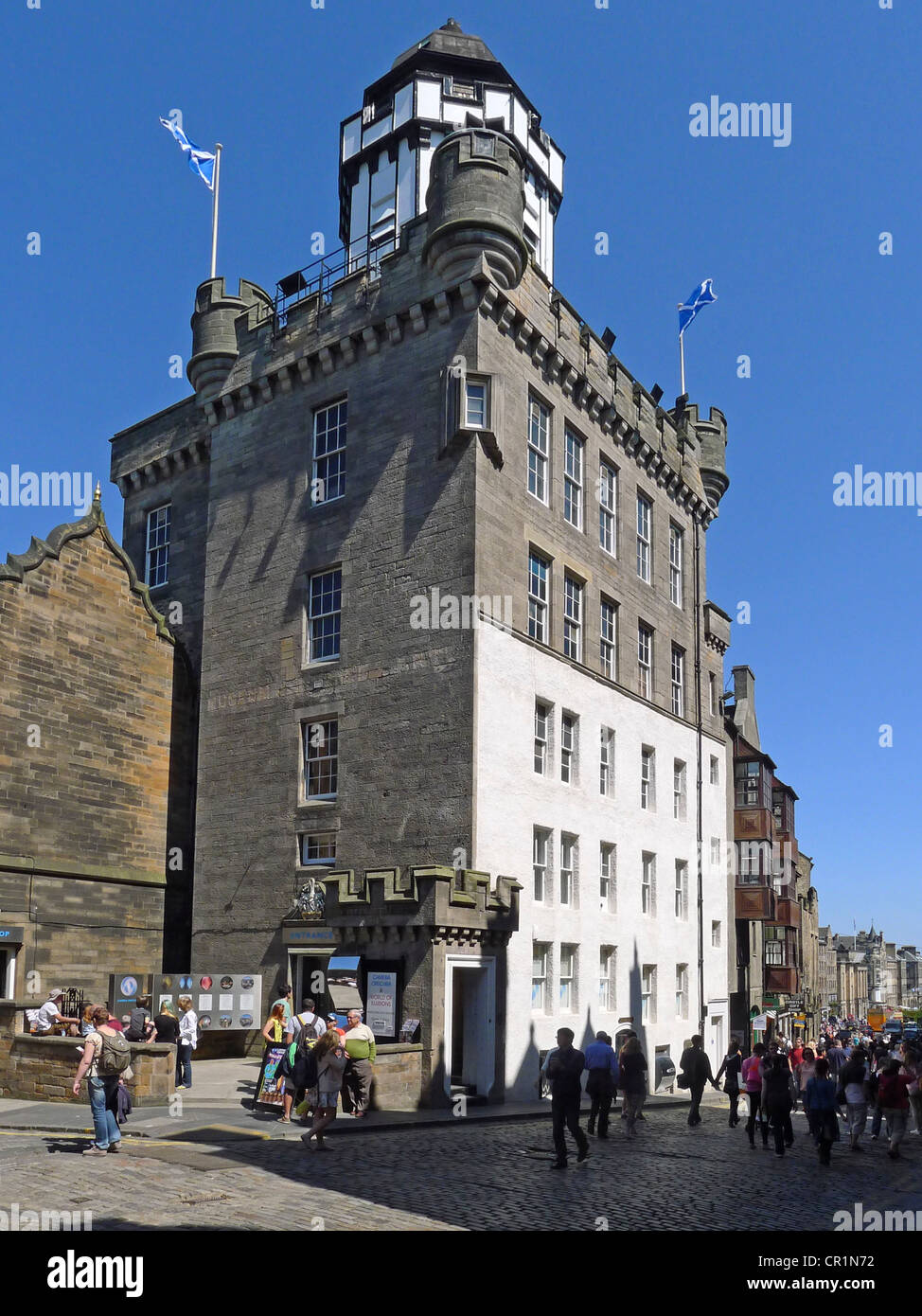 La torre di Outlook & Camera Obscura edificio su Castlehill in cima al Royal Mile nel centro di Edimburgo in Scozia Foto Stock