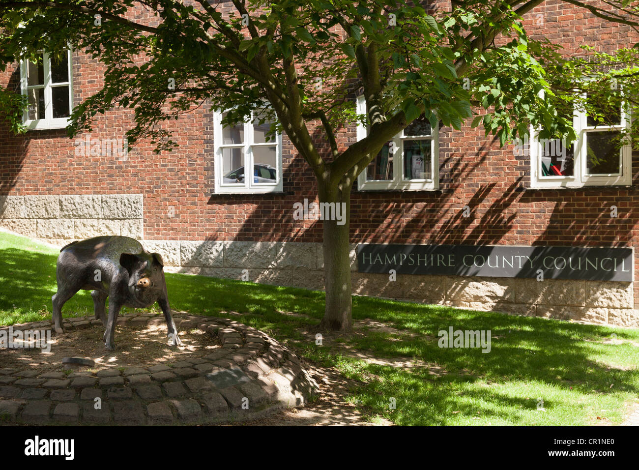 Ingresso a hampshire County council edificio con scultura di hampshire hog Foto Stock