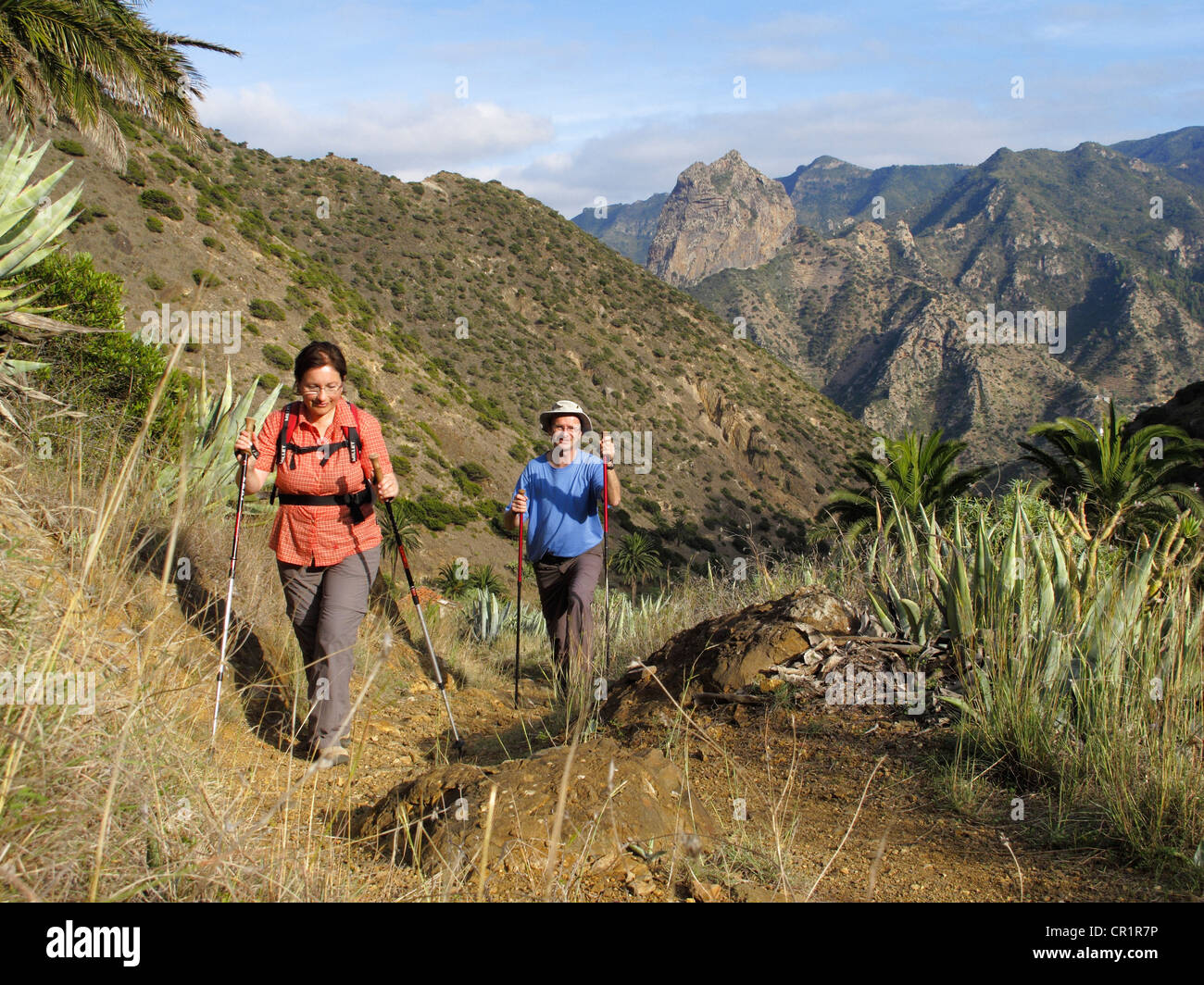 L uomo e la donna a piedi con escursioni poli del Barranco de la Nueva Era, dietro Roque Cano, Vallehermoso, La Gomera Foto Stock