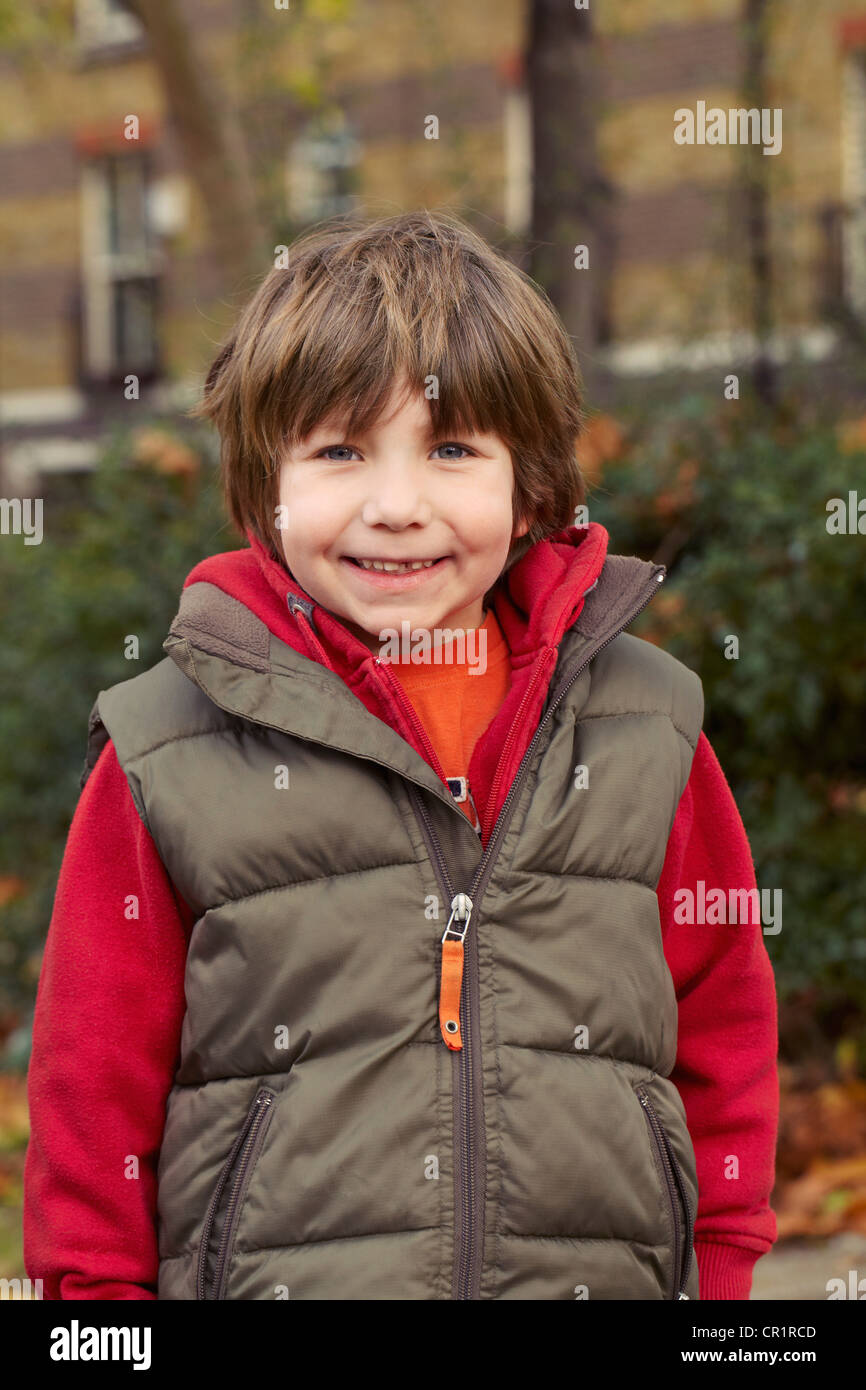 Sorridente ragazzo indossa parka all'aperto Foto Stock
